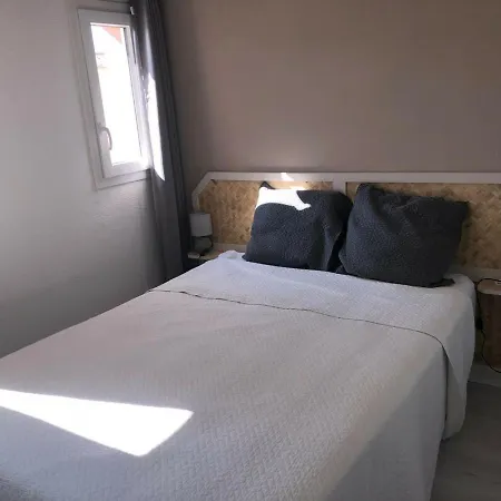 Pavillon T2 Avec Terrasse Et Parking Privé, Près Commerces Et Privée Au Barcarès - Fr-1-81-259 * Le Barcarès